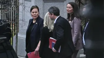 La ministra de Asuntos Exteriores de Groenlandia, Vivian Motzfeldt, sale del edificio de la Oficina Ejecutiva Eisenhower en el campus de la Casa Blanca tras reunirse con el secretario de Estado estadounidense, Marco Rubio.