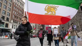 Manifestantes exigen un cambio de régimen en Irán, la intervención estadounidense y el fin de la República Islámica.