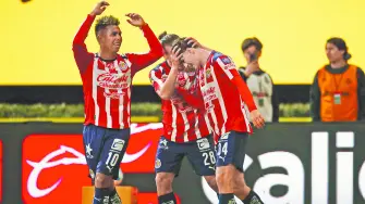 Armando González  jugador de Chivas, festeja su anotación, durante el clásico nacional que se jugó en el Estadio Akron.