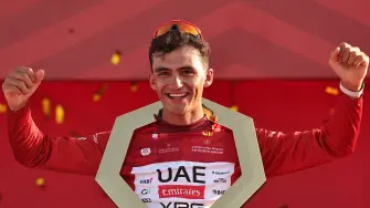 El ciclista mexicano Isaac Del Toro Romero celebra con el trofeo en el podio.