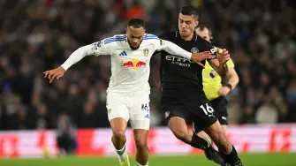 El delantero alemán del Leeds United, Lukas Nmecha, compite con el centrocampista español del Manchester City, Rodri.