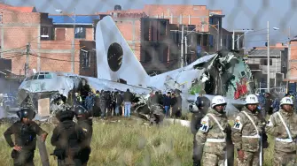 Más de 20 personas murieron cuando un avión militar que transportaba dinero se estrelló al aterrizar en el aeropuerto de El Alto, cerca de La Paz.
