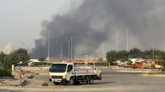 Columnas de humo se elevan desde el puerto de Zayed tras un ataque iraní.