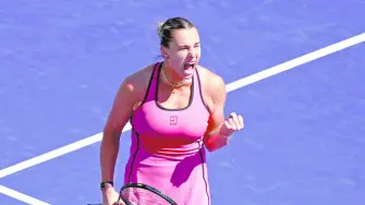Aryna Sabalenka celebra.