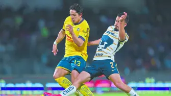 Los jugadores Alan Cervantes de las Águilas y Pablo Bennevendo de los Universitarios disputan una pelota durante el partido de fútbol Pumas vs América correspondiente a la jornada 8 del Torneo Clausura 2025 de Liga BBVA MX, en el Estadio Olímpico Universitario.