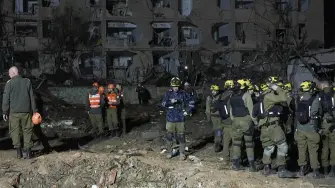 Equipos de emergencia inspeccionando el lugar del ataque con misiles iraníes.
