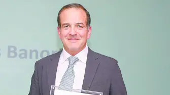 Alejandro Aguilar Ceballos,director general de la operadora de fondos banorte, recibió el reconocimiento Morningstar
