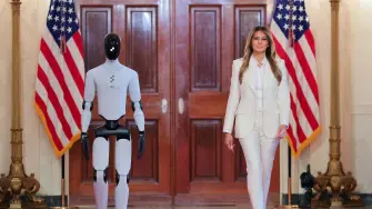 La primera dama de la Casa Blanca, Melania Trump, caminó al lado de un androide.