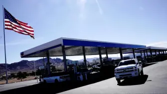 El precio promedio de la gasolina en Estados Unidos se disparó por encima de los 4 dólares por galón este martes, su nivel más alto en casi cuatro años debido a la guerra con Irán.

¡Síguenos en nuestras redes sociales para mantenerte informado!