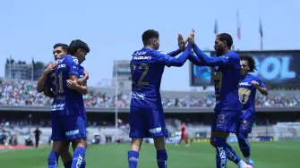 Jugadores de los Pumas Robert Morales, Alan Medina, Juninho Vieira y Adalberto Carrasquilla, celebraron un gol contra el Mazatlán.