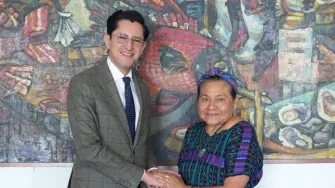 El canciller mexicano Roberto Velasco y la premio Nobel de la Paz: Rigoberta Menchú Tum.