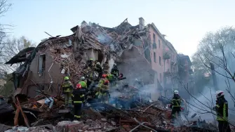 Rescatistas ucranianos retirando escombros de un edificio residencial tras un ataque ruso en Dnipro.