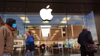 CHICAGO, ILLINOIS - NOVEMBER 28: The Apple company logo hangs above an Apple retail store on November 28, 2022 in Chicago, Illinois. Apple is currently facing shortages in iPhone supplies due to COVID-19 restrictions in China and unrest at one of Apple's major Chinese suppliers.   Scott Olson/Getty Images/AFP (Photo by SCOTT OLSON / GETTY IMAGES NORTH AMERICA / Getty Images via AFP)