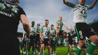 Integrantes del equipo festejando el ascenso.