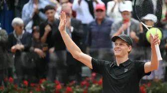 El italiano Jannik Sinner celebra tras ganar la semifinal contra el ruso Daniil Medvedev.