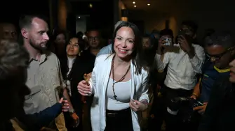 La líder de la oposición venezolana, María Corina Machado, sale tras una rueda de prensa en Ciudad de Panamá.