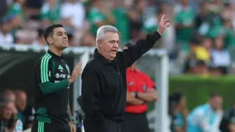 Javier Aguirre, entrenador de la selección mexicana, reacciona durante el partido amistoso internacional entre México y Australia.