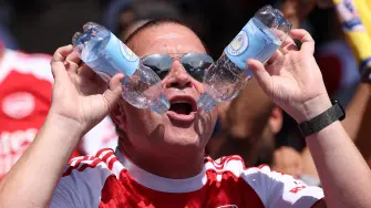 Aficionado de futbol con botellas de agua.