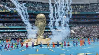 Miles de aficionados acompañaron con cánticos y aplausos el espectáculo que dio inicio a la Copa del Mundo.