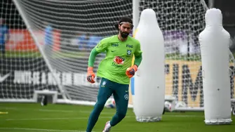 El portero brasileño Alisson participa en una sesión de entrenamiento en el centro de entrenamiento.