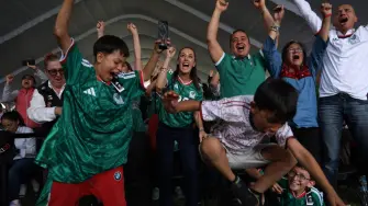 La presidenta Claudia Sheinbaum celebra el segundo gol de México ante Sudáfrica.