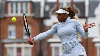 La tenista estadounidense Serena Williams realiza un golpe durante una sesión de entrenamiento.