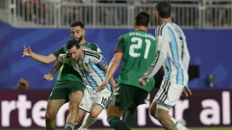 La federación argelina cuestionó una jugada en la que Lionel Messi pisó a Aissa Mandi y no recibió sanción antes de marcar tres goles.