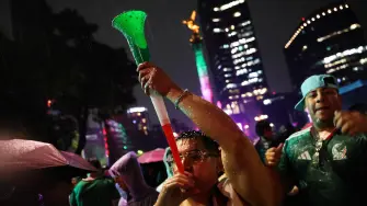 Miles de aficionados se congregaron en el Ángel de la Independencia para festecar el triunfo de México ante República Checa en el Azteca.