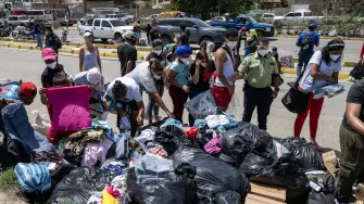 Personas reciben donaciones en Caraballeda, estado de La Guaira, Venezuela.
