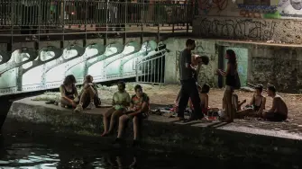 Jóvenes se refrescan en el Canal Saint-Martin durante una ola de calor en Francia.