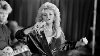En la cima de la gloria, Bonnie Tyler destacó en 1984, con "Holding Out for a Hero", en la banda sonora de "Footloose", siendo nominada tres veces a los Grammy Awards.