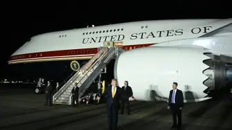 Donald Trump, hace un gesto frente al Air Force One.