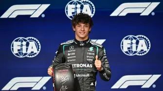 El piloto italiano de Mercedes, Kimi Antonelli, reacciona tras lograr la pole position durante la sesión de clasificación.