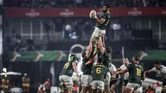 El sudafricano Ruben van Heerden (centro) es elevado en el aire para atrapar el balón durante el partido.