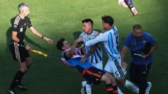 Leandro Paredes de Argentina se enfrenta a Gavi de España junto al entrenador asistente Walter Samuel.