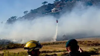 Integrantes de diferentes servicios de emergencias trabajan de manera coordinada para sofocar los incendios que afectan a España.