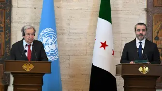 El Secretario General de la ONU, António Guterres (izquierda), y el Ministro de Asuntos Exteriores de Siria, Asaad al-Shaibani.