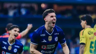 José Paradela celebra el segundo de Cruz Azul.