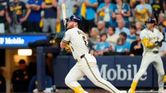 La victoria, impulsada por un bullpen de Milwaukee que no permitió un solo hit en cinco entradas, dejó a los Dodgers, bicampeones defensores, ante un difícil desafío para alcanzar su tercera Serie Mundial consecutiva.