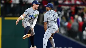 Los jugadores de Tampa Bay Taylor Walls (6) y el segunda base Richie Palacios (1).