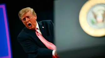 Donald Trump participó en un mitin de apoyo a candidatos republicanos en el Heartland Credit Union Arena en Park City, Kansas a dos semanas de que se realicen las elecciones intermedias en EU.