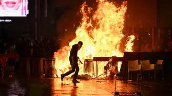 Barricada de cartones y basura incendiada mientras manifestantes se enfrentaban a la policía.