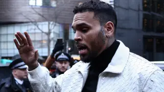 El cantante estadounidense Chris Brown llega al Tribunal de la Corona de Southwark en Londres el 28 de enero de 2026.