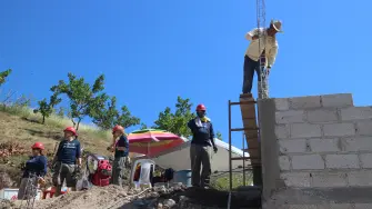 El programa de autoconstrucción concebido por Hábitat para la Humanidad integra también la participación solidaria de los pobladores en la construcción de las casas de los vecinos.