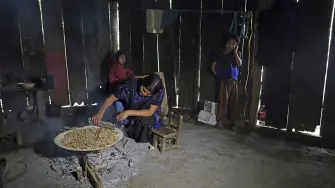 ACTEAL, CHENALHO, CHIAPAS, 21DICIEMBRE2017.- A 20 a�os de la matanza de Acteal, Chenalh�, sobrevivientes habitan en la marginaci�n y la pobreza; exigen al gobierno proyectos productivos para mejorar su condici�n de vida . FOTO. JACOB GARC�A/CUARTOSCURO.COM