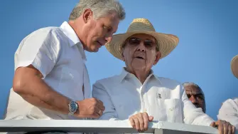 Criado en Santa Clara, al este de La Habana, el ingeniero electrónico de 57 años nació después de la revolución y no porta la fama de sus antecesores triunfadores de 1959. En la foto el presidente cubano Raúl Castro y Miguel Díaz-Canel asisten al desfile del Primero de Mayo en la Plaza de la Revolución.