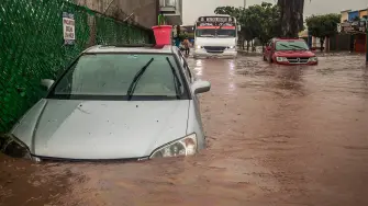 El aumento del volumen de agua en arroyos y drenajes ocasionó crecientes, autos varados en diversas zonas urbanas, así como en comunidades rurales, donde elementos de auxilio, así como el Ejército mexicano, evacuaron a decenas de familias. 