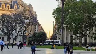 El inicio de verano austral en la Plaza de Mayo, Buenos Aires. Foto: Nicolás Lucas.