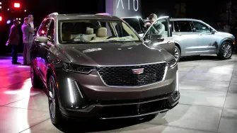 El Salón Internacional del Automóvil de Norteamérica del NAIAS inició el lunes 14 de enero. Para muchos, esta edición, supone el fin de una era, ya que a partir del próximo año este importante evento pasará a celebrarse en el mes de junio. Esta edición se ha visto marcada por la ausencia de algunos de los fabricantes de automóviles más importantes del mundo, como Audi, BMW, Mercedes-Benz, Volvo, Jaguar o Porsche. Los SUV y deportivos brillaron como los preferidos por los clientes de todo el mundo.