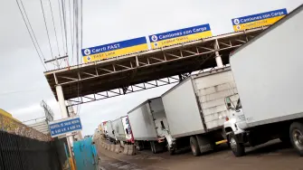 Estados Unidos cerró dos carriles en la Garita de Otay Mesa que hace frontera con Tijuana. La medida se aplica desde el 1 de abril y será por tiempo indefinido en carriles de camiones para la inspección y procesamiento de importaciones y medios de transporte desde México. El presidente Andrés Manuel López Obrador descartó pérdidas graves debido a la lentitud registrada en algunos puntos fronterizos.